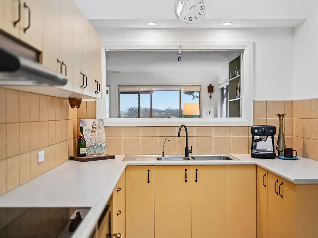 Coffs Harbour 4Kwarto Timeless Character, Elevated Views & Versatile Living