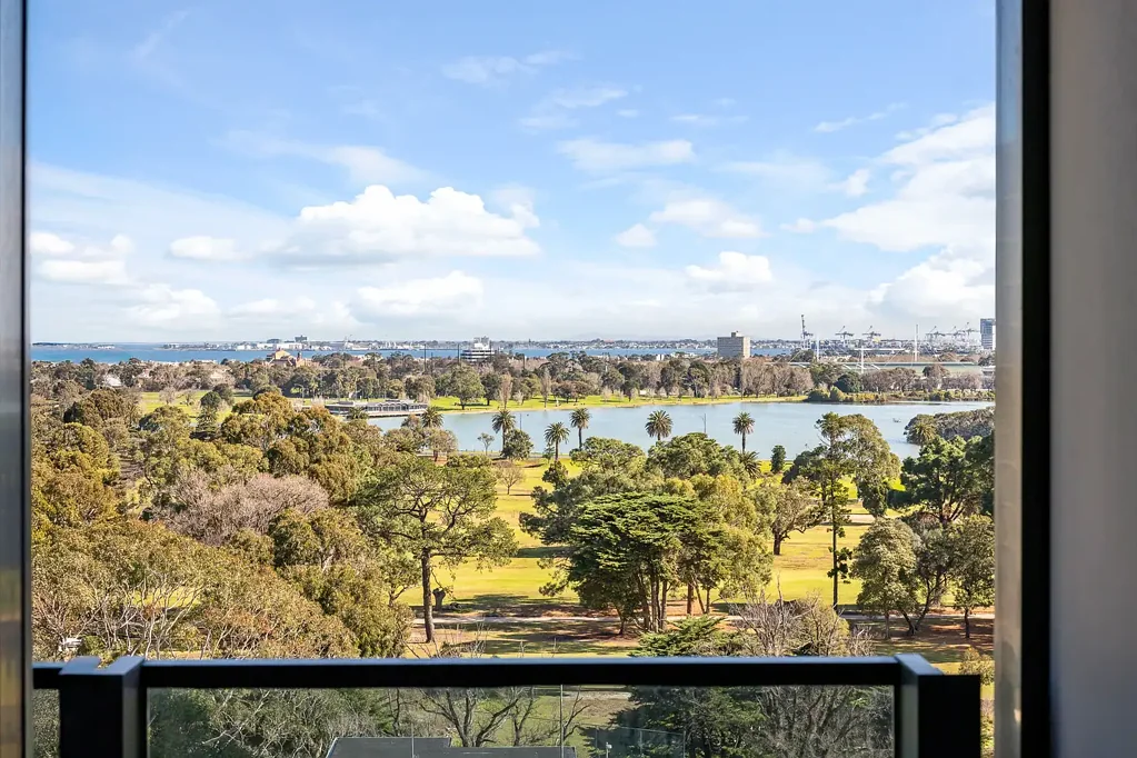 Melbourne 1房 无遮挡湖景 1卧公寓 市中心位置 落地窗采光 私人阳台 石材台面 电车站旁 Stunning Albert Park Lake Views
