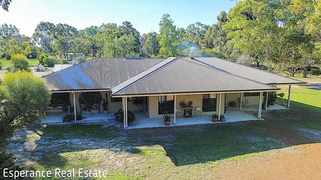 Pink Lake 4 Bedroom Lifestyle Living at The Sanctuary - 2.11Ha Retreat