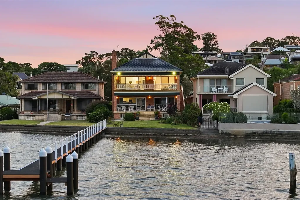 Saratoga 3Phòng ngủ Top-Floor Waterfront Living with Sweeping Views & Deep Water Jetty