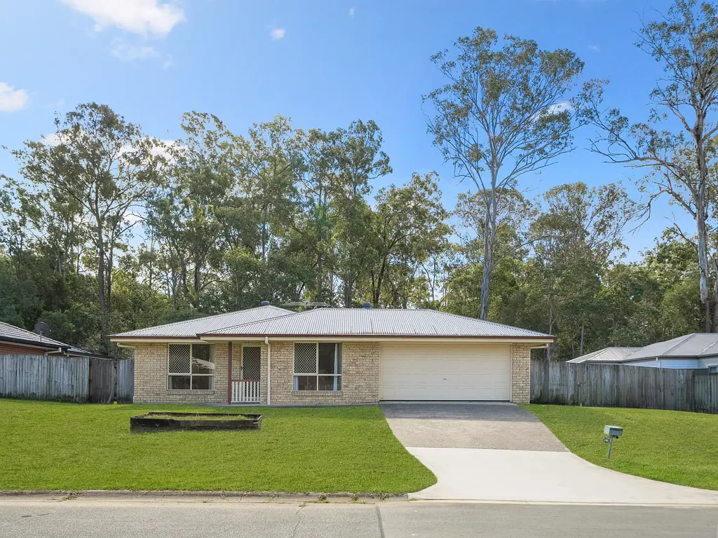 Morayfield 4房 宁静社区低层宅 四卧宽敞布局 主卧步入衣帽间 独立卫浴厨房全 电炉早餐吧台储 双车位封闭车库 宽敞户外娱乐 646平米围栏地 双门侧方通道通 Under Contract!