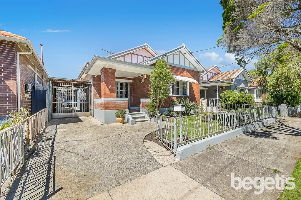 Ashfield 3房 全砖Family住宅 宽敞布局 公园旁环境 385.7㎡土地 近Woolworths Ashfield North 高天花板 3卧2浴 大型厨房 双车棚 FULL BRICK FAMILY RESIDENCE IN SUPERB PARKSIDE SETTING & ULTRA CONVENIENT LOCATION