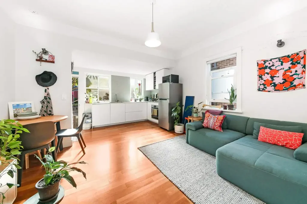 Modern, One bedroom unit Metres from Gordons Bay!