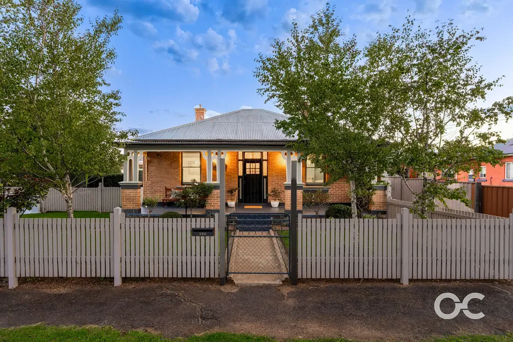 Orange 3कमरा Beautifully Restored 1920s Double-Brick Home with Modern Updates