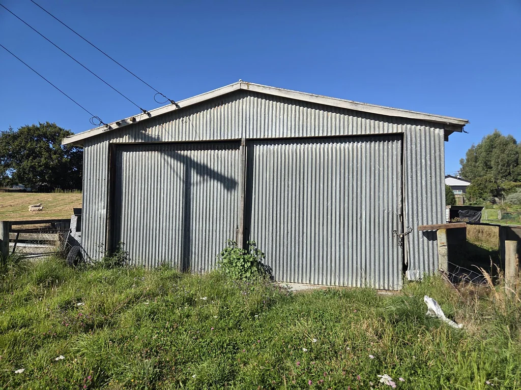 Clinton and Surrounds 3chambre Country living easy walking distance to School.