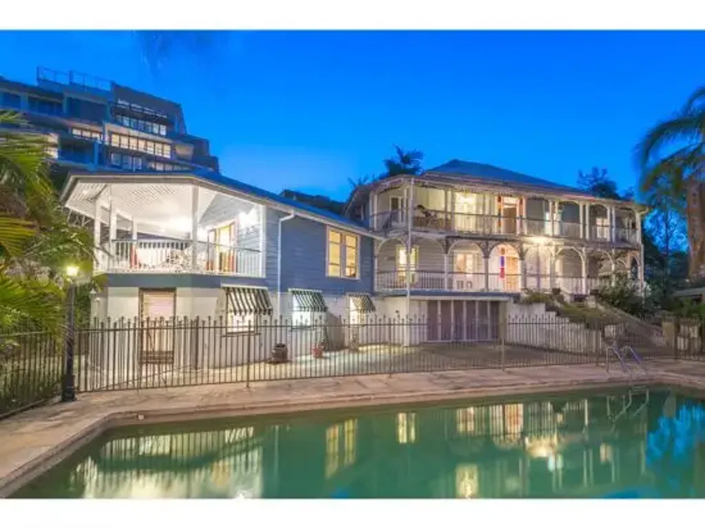 BEAUTIFUL SHARE HOUSE WITH POOL - PERFECT FOR STUDENTS