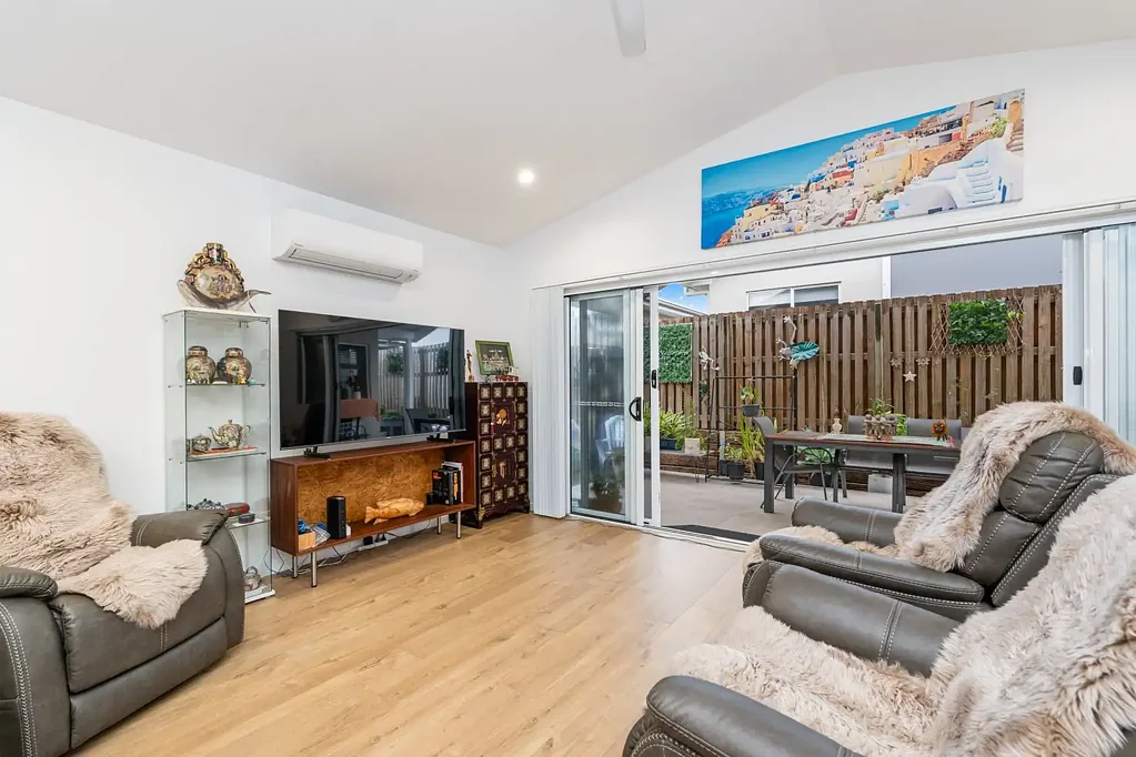 Urangan 2房  Bright and Spacious Living