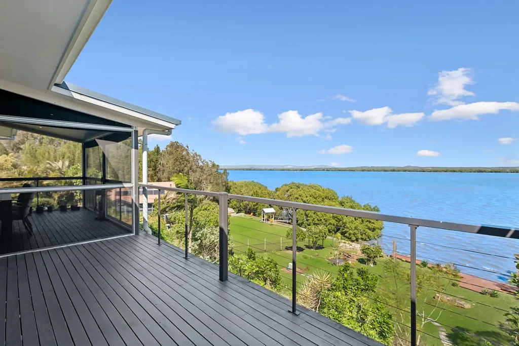 Russell Island 3ห้องนอน Front-Row to Moreton Bay: Multi-Living Waterfront Home with Breathtaking Sunsets