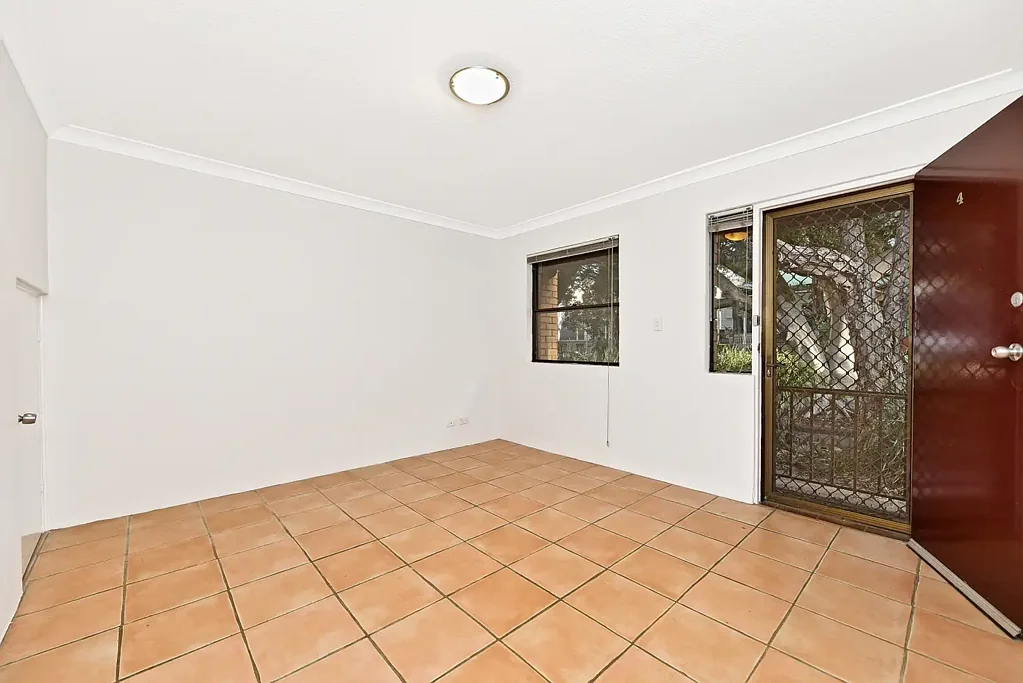 WELL-APPOINTED TOWNHOUSE WITH PRIVATE COURTYARD