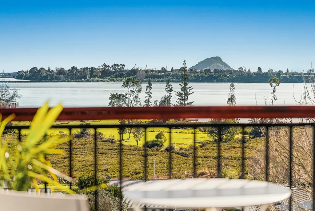 Welcome Bay 3कमरा Renovated Family Home with Stunning Water Views