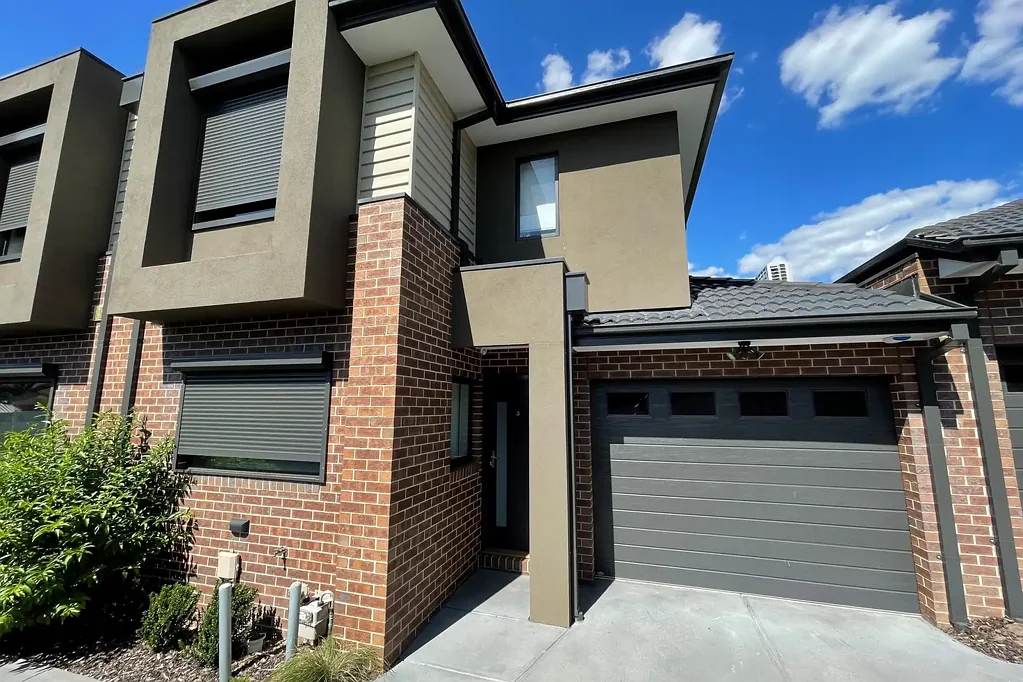 IMMACULATE TOWNHOUSE IN PRIME LOCATION!