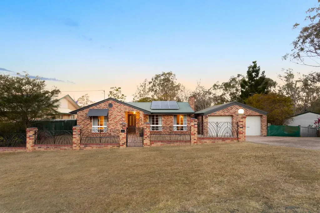 Fernvale 3Zimmer A Home with a Story, a Fireplace and a Backyard Full of Life