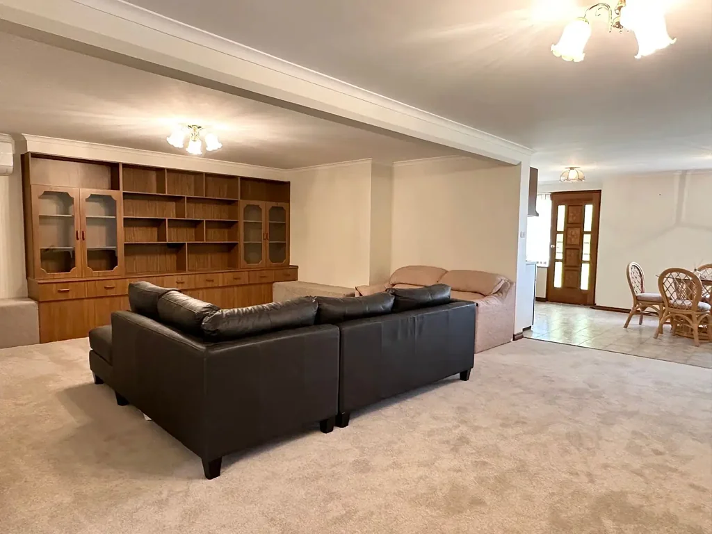 HOLMES CRESCENT FLAT
