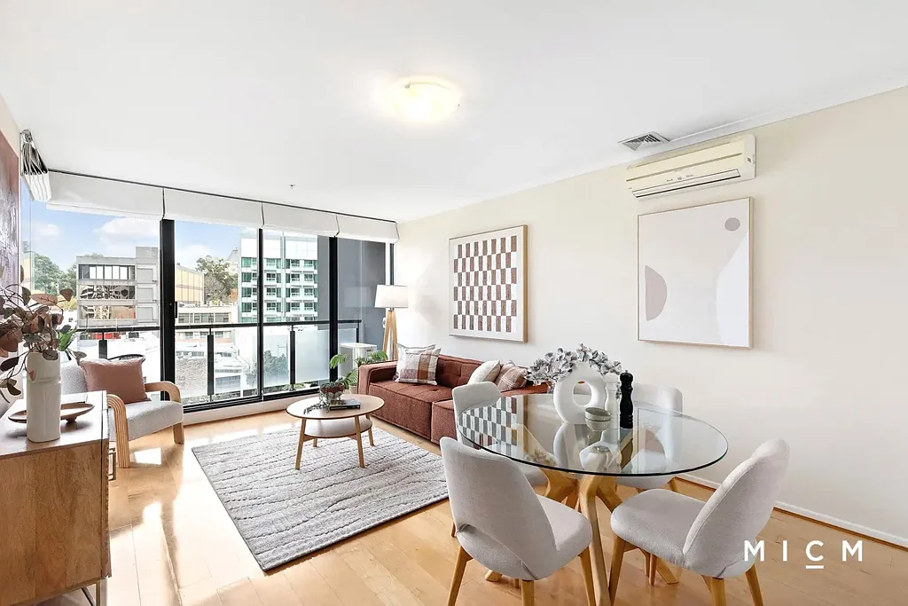 South Melbourne 1房 每周租金550-600澳币 绿树成荫生活区 宽敞采光 舒适木地板 东向阳台视野 停车位 恒温泳池 健身房 Spacious Retreat in Sensational South Melbourne