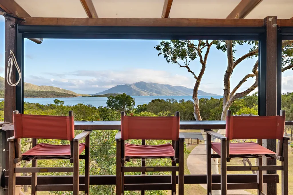 Dingo Beach 4कमरा Coastal Elegance with Island Views