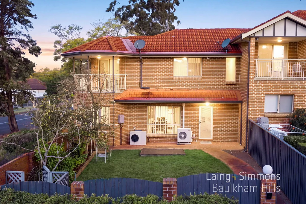 Baulkham Hills 3બેડરૂમ Spacious Three-Bedroom Townhouse With One Common Wall! Generous Features Throughout
