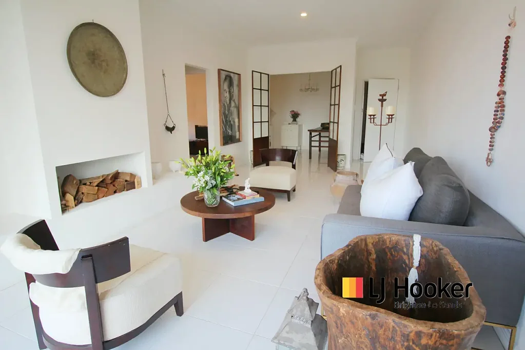 TOP FLOOR APARTMENT - WALKING DISTANCE TO EVERYTHING YOU NEE