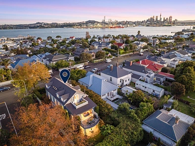 Devonport 5બેડરૂમ From Gospel Hall to Grand Design