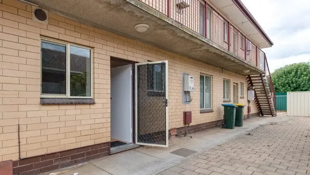 Comfort, Convenience & Secure Living in Kilburn!