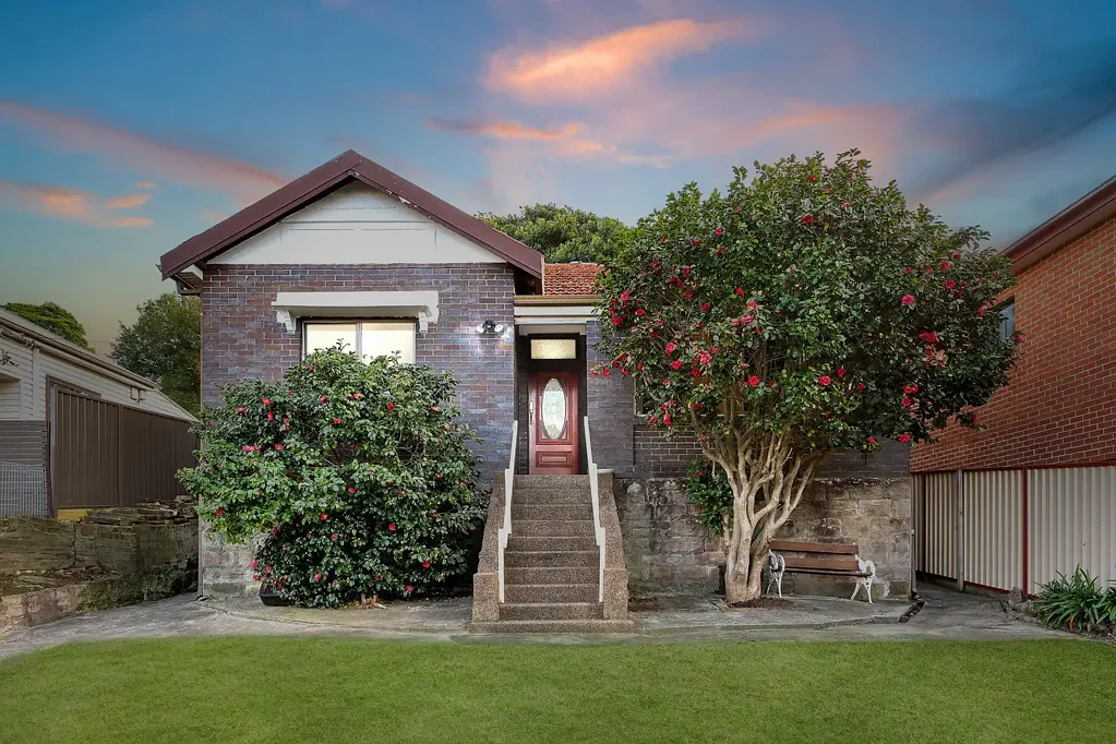 Bexley 3Kwarto Private Classic Character Bungalow - Entrance via Cadia Street