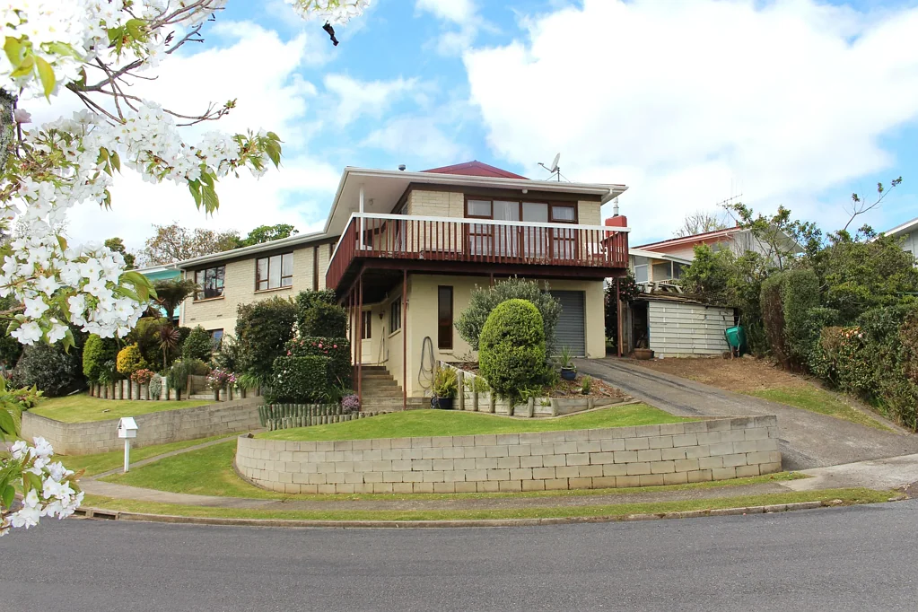 Thames 3Kwarto Elevated 70s Home with Stunning View