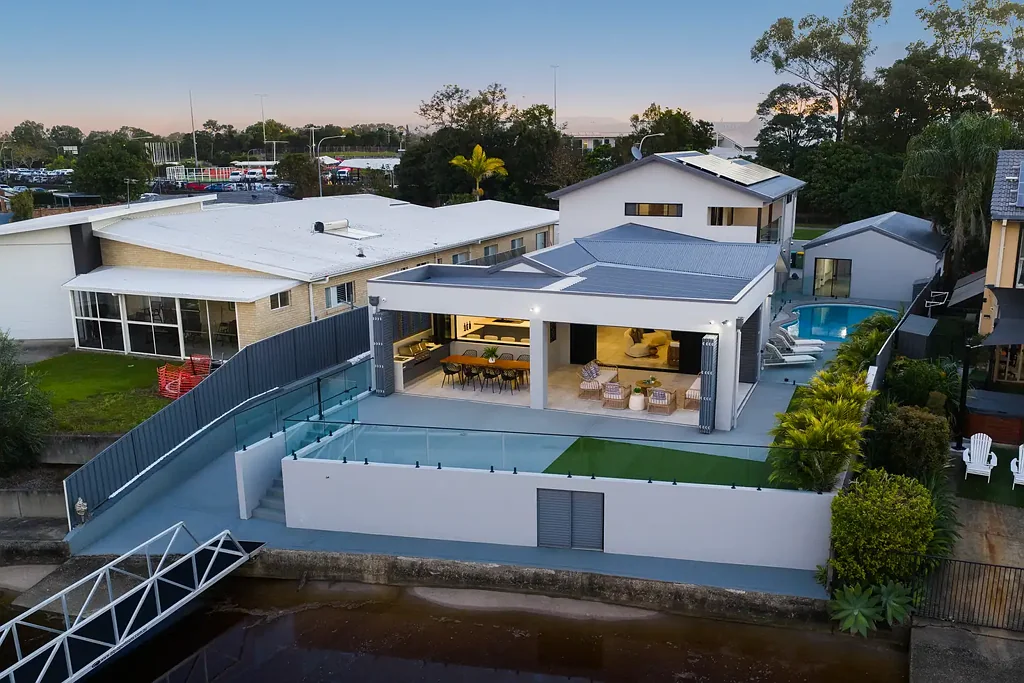 Runaway Bay 4 Bedroom The Ultimate Luxury Waterfront Entertainer