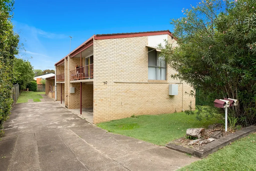 Greenslopes 4ਬੈੱਡਰੂਮ Unmissable Investment Opportunity: Fully Tenanted Brick Complex in Prime Greenslopes!