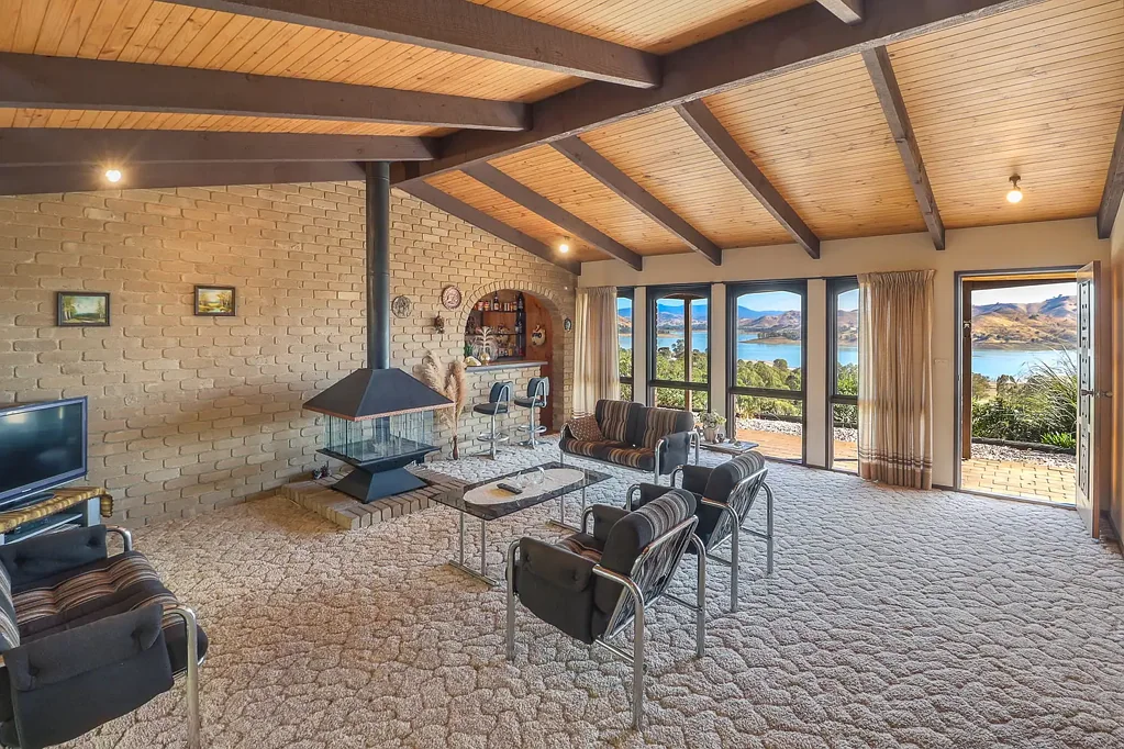 Bonnie Doon 3房  Step Back to the 80s - A Solid Classic with Spectacular Lake Views