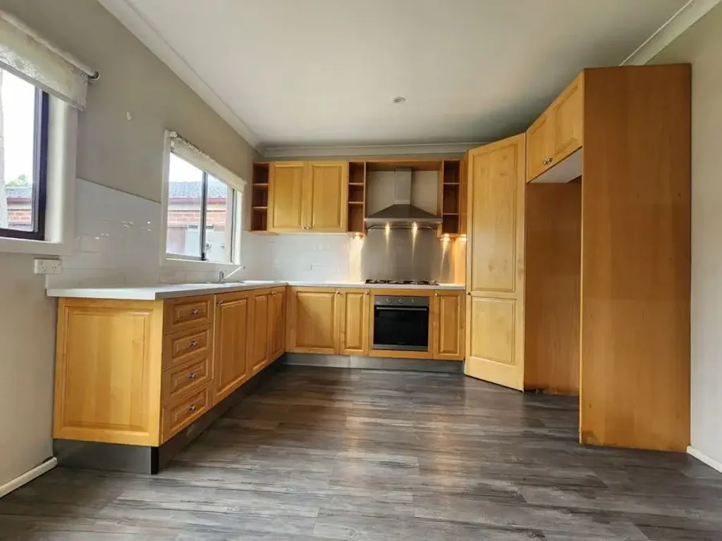 STYLISH MODERN HOME, SECURE STORAGE, PARKING INCLUDED & PET FRIENDLY