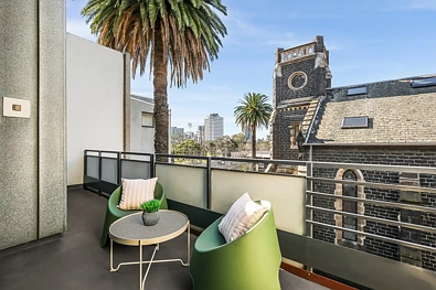 St Kilda 2房 备受追捧的标志性地段 Coveted Address in Iconic Locale