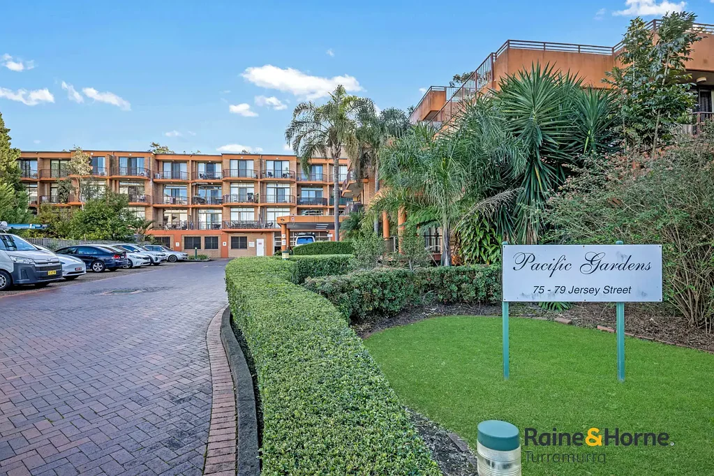 Hornsby 1 Bedroom Sleek Top-Floor Studio in Prime Hornsby Location
