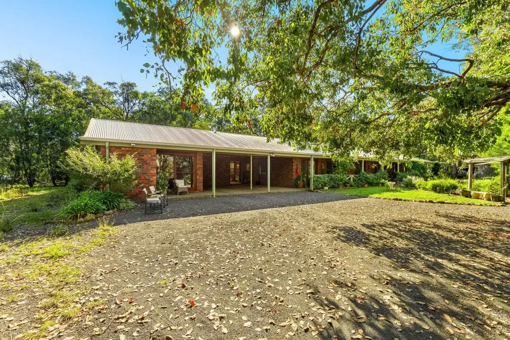 Coongulla 5 Bedroom Much Loved Family Home in Quiet Lakeside Town