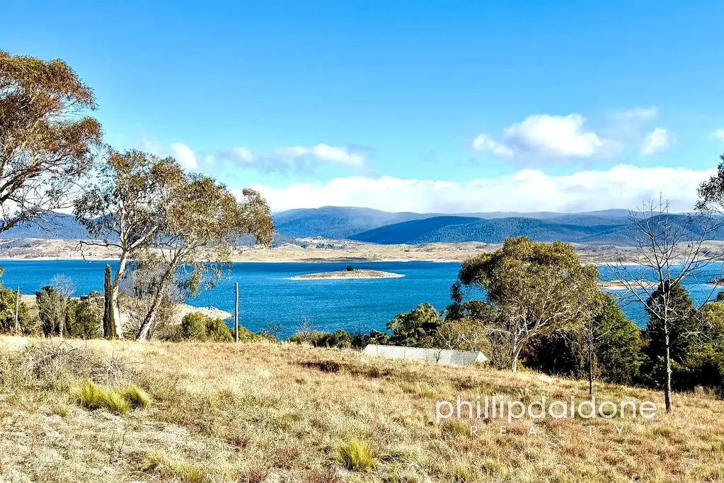 East Jindabyne 2 Bedroom Cosy Snow Retreat with Stunning Lake Views on 3750m2 Block!