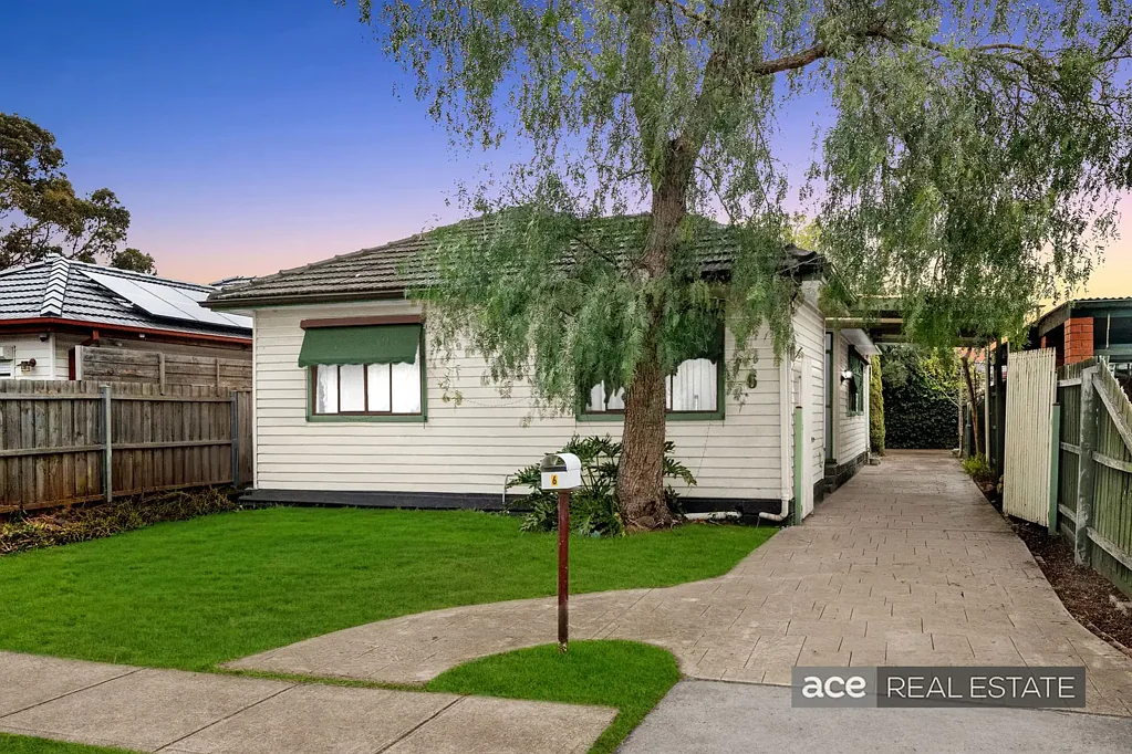 Laverton 4 Bedroom Prime Location - Steps Away from LAVERTON Station!!