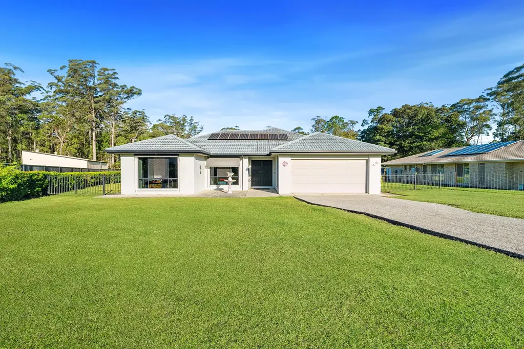 Landsborough 4Zimmer Executive Style Home on Expansive 3/4 Acre Block!