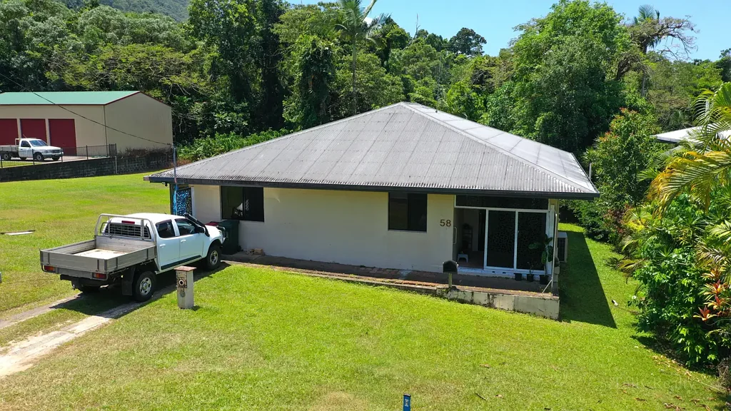 Tully 3 Bedroom Prime location! Three - Bedroom Home Close to Tully CBD