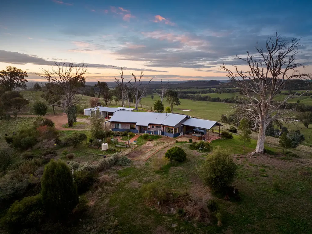 Bobinawarrah 4 Bedroom "Wake Up to the Wedge-Tailed Eagle" – A Rare Hilltop Sanctuary Above the Valley