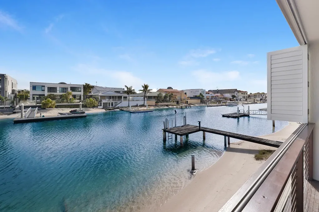 Surfers Paradise 4房  Stylish & Contemporary Single Level Waterfront Sanctuary
