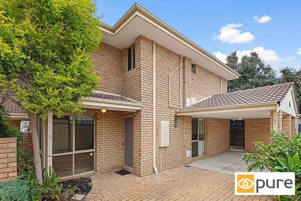 THREE BEDROOM TOWNHOUSE IN PRIME LOCATION