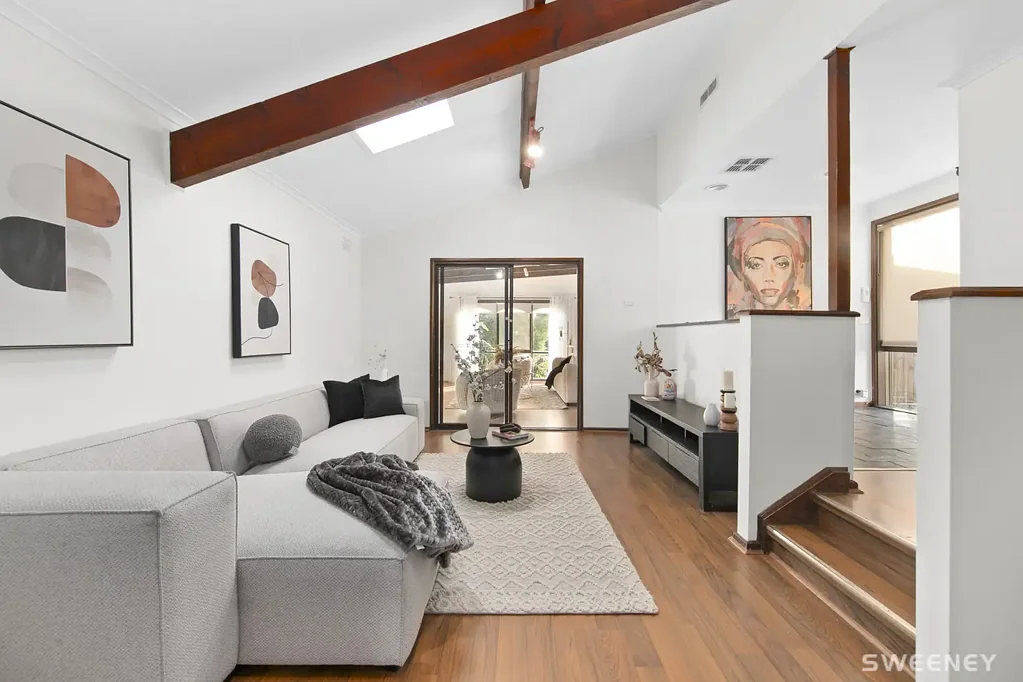 Altona Meadows 3房 三个生活区 三卧 三重便利 低维护前庭 宽敞车道 大型车棚 灵活客厅 独立生活区 木地板天窗 设备齐全厨房 三卧吸引比例 家庭浴室按摩浴缸 花架娱乐区 成熟后花园 安全储物棚 水箱宽敞车棚 A Scenario That's Set To Fly