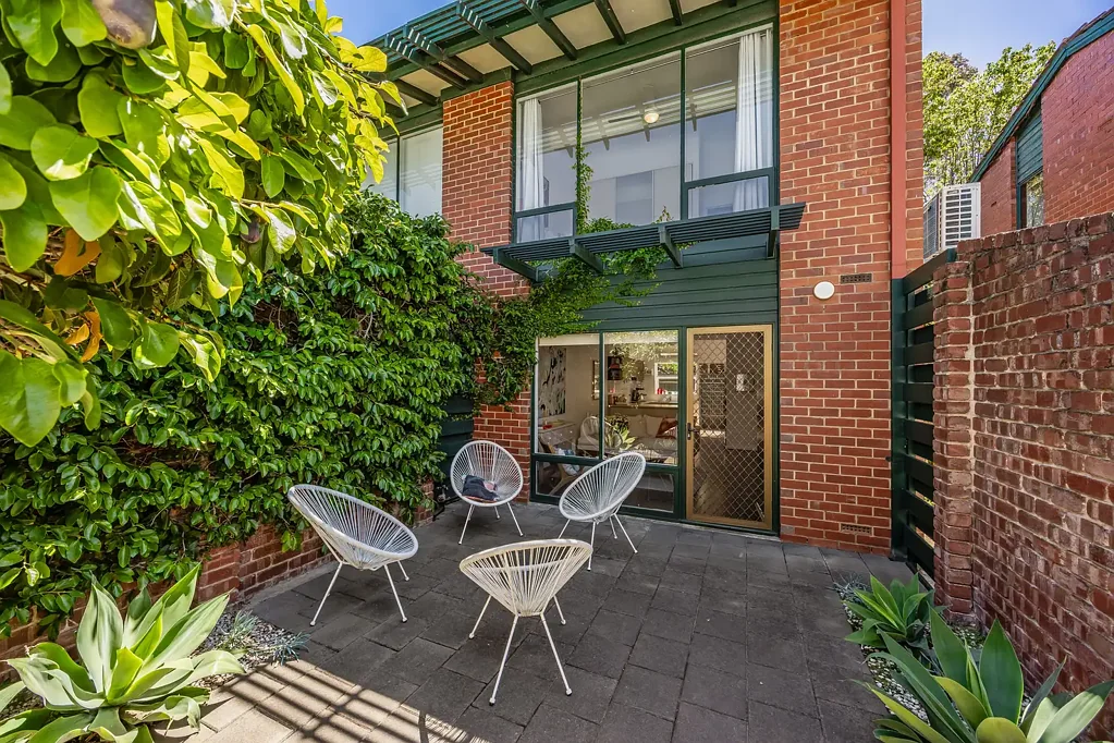 Norwood 2房  Slick, sun-kissed & secret – up-styled townhome ease, a pivot from The Parade's best bistros