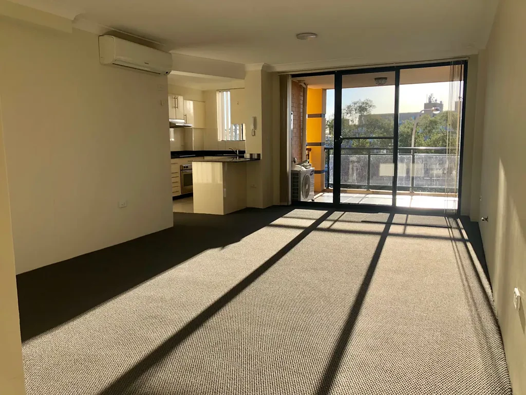 MODERN TWO-BEDROOM, TWO-BATHROOM UNIT WITH LIFT ACCESS & BALCONY