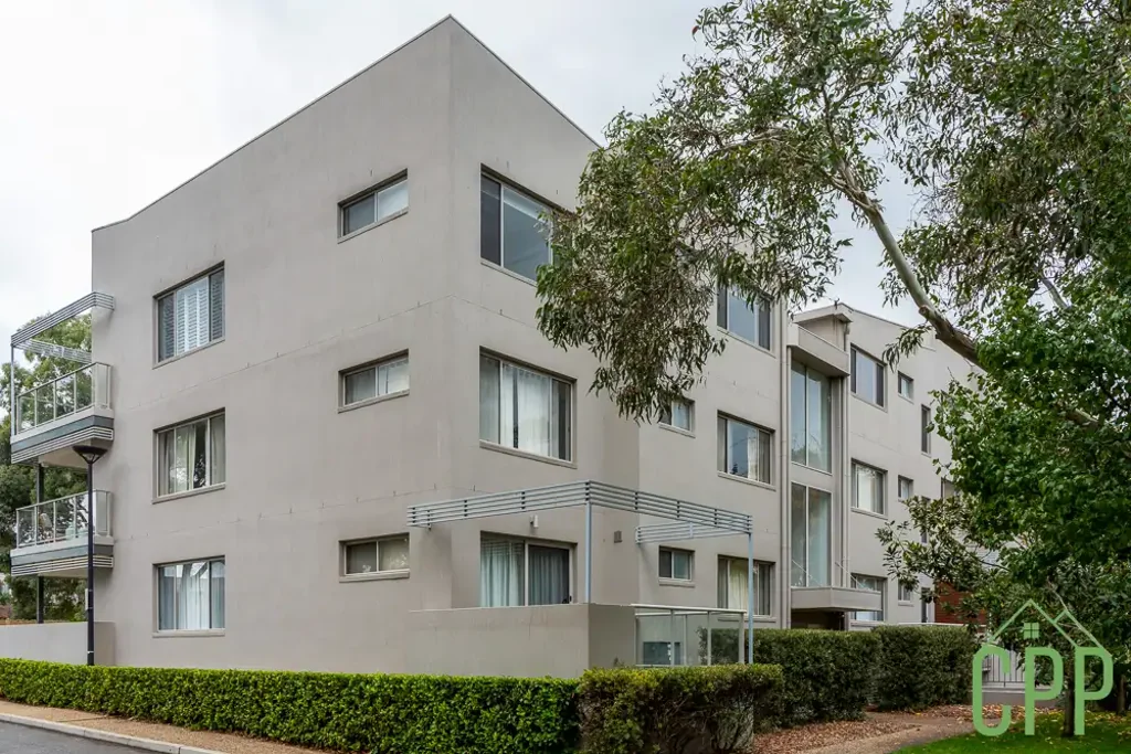 Modern Ground Floor Apartment with Courtyard