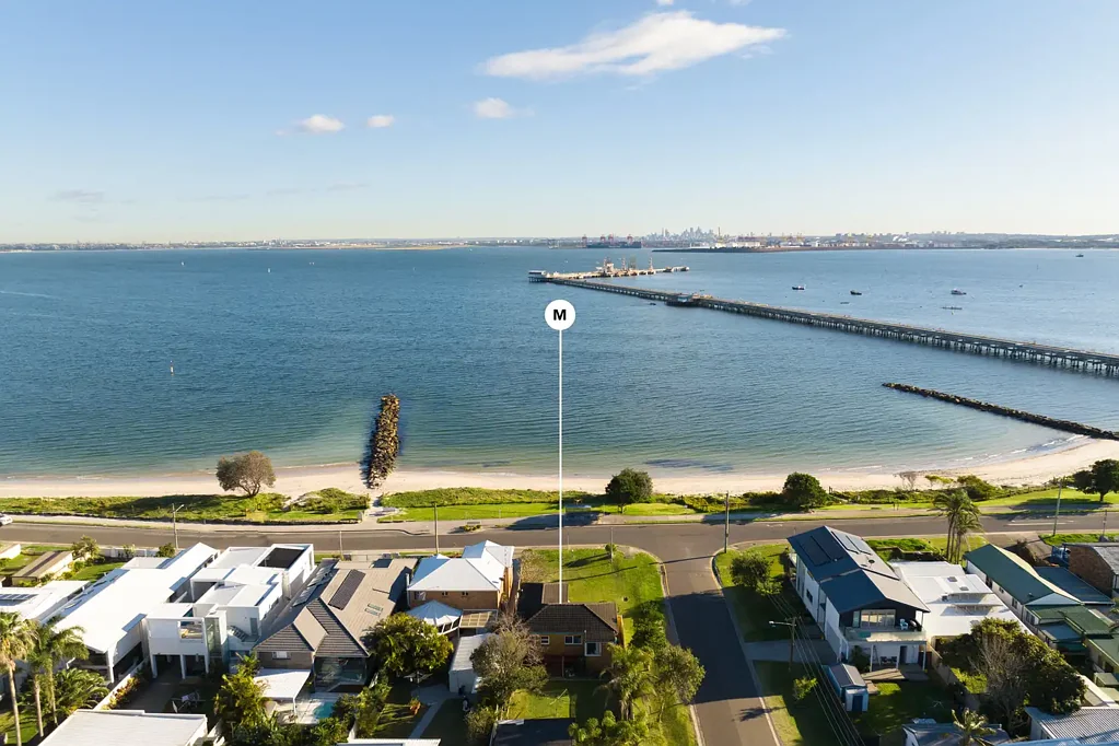 Kurnell 3房 转角地块 面向Silver Beach 原始木地板 标志性Botany Bay景观 现代石材厨房 主卧水景 Prime Coastal Opportunity Opposite Silver Beach
Lifestyle, Location & Potential