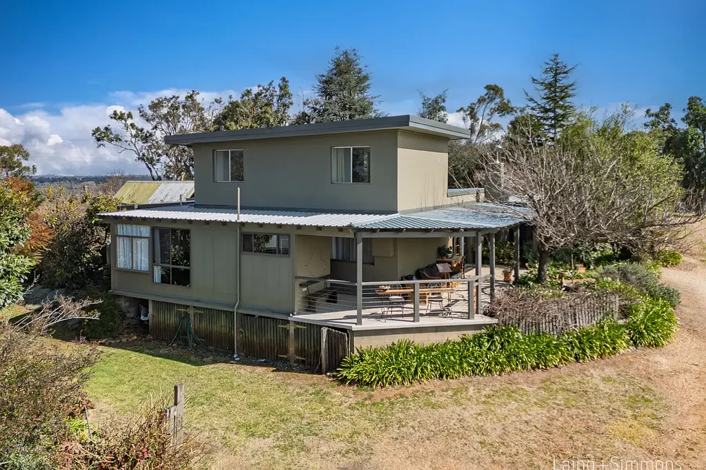 Armidale 5ਬੈੱਡਰੂਮ Spectacular Block With Beautiful House and Grounds With Income Generating Potential