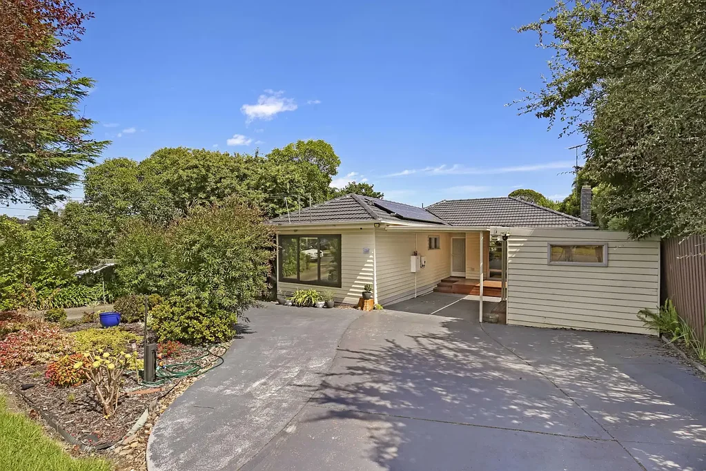 Low Maintenance in the Heart of Macleodl!