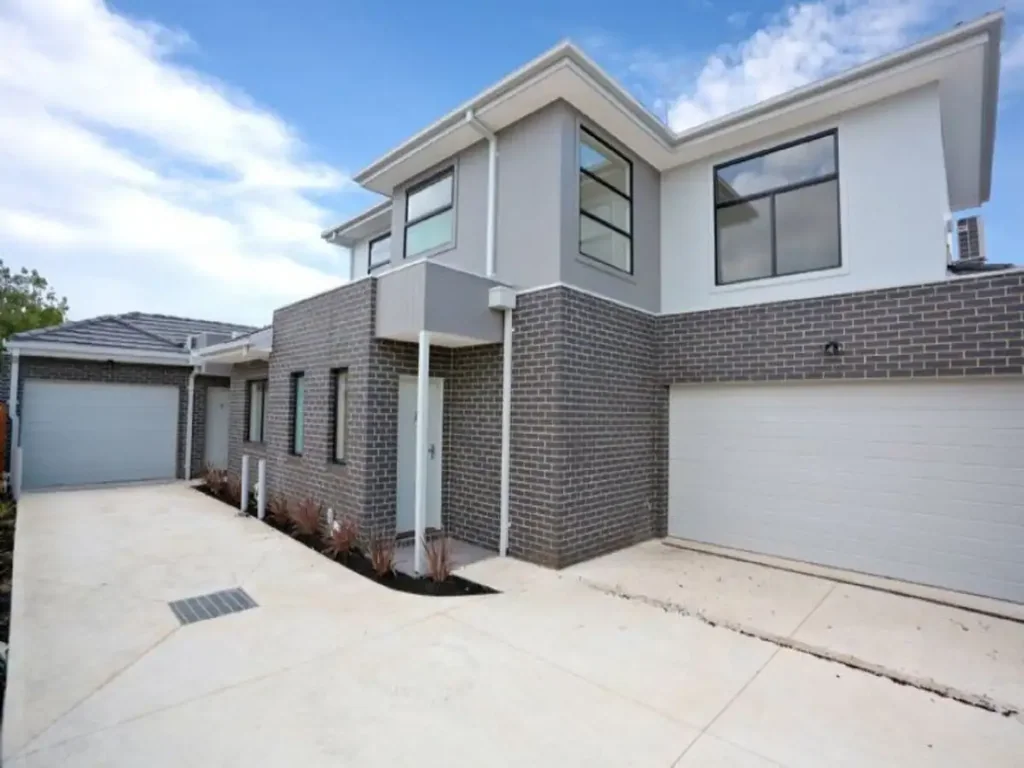 STUNNING TOWNHOUSE