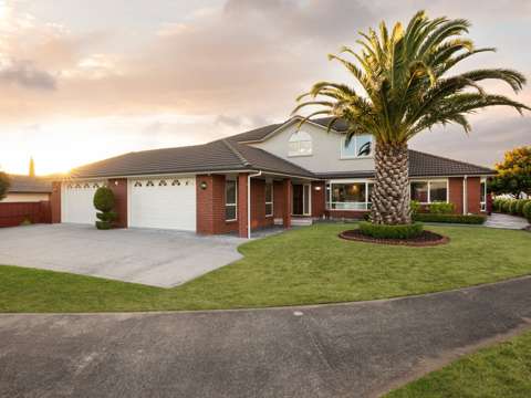 Huntington 4部屋 A Huntington Classic With Exceptional Garaging