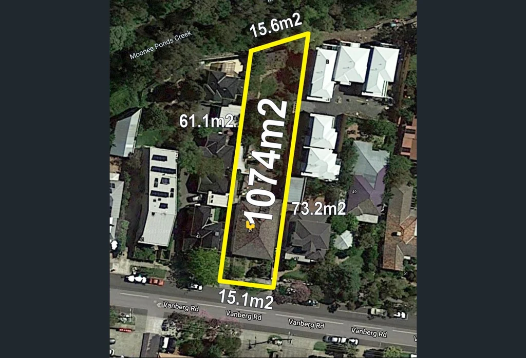 Essendon 4غرفة نوم Unlock Unlimited Potential: Renovators Delight or Prime Development in Essendon Awaits