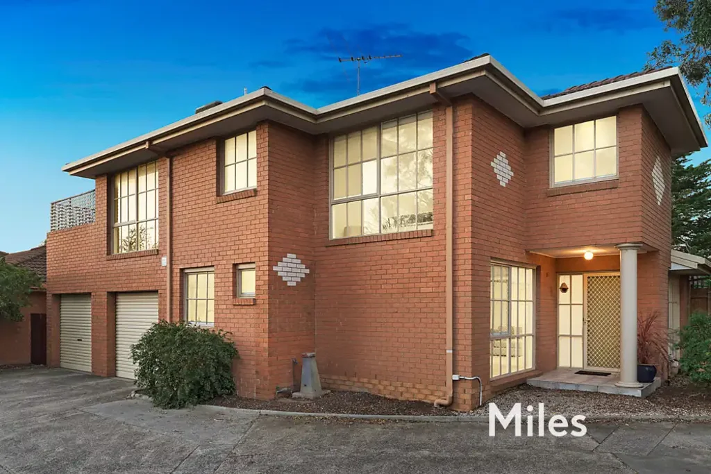 LARGE, SECLUDED, STYLISH TOWNHOUSE